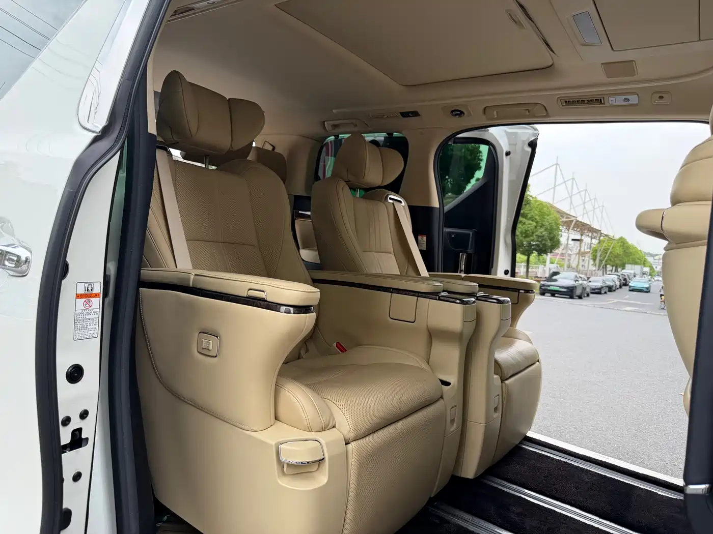 Toyota Alphard 2020 Hybrid 2.5L Premium Edition фото 12