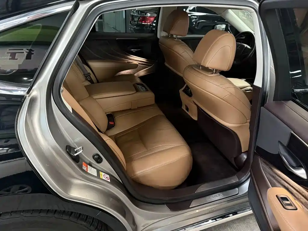Фото 8 - Lexus LS