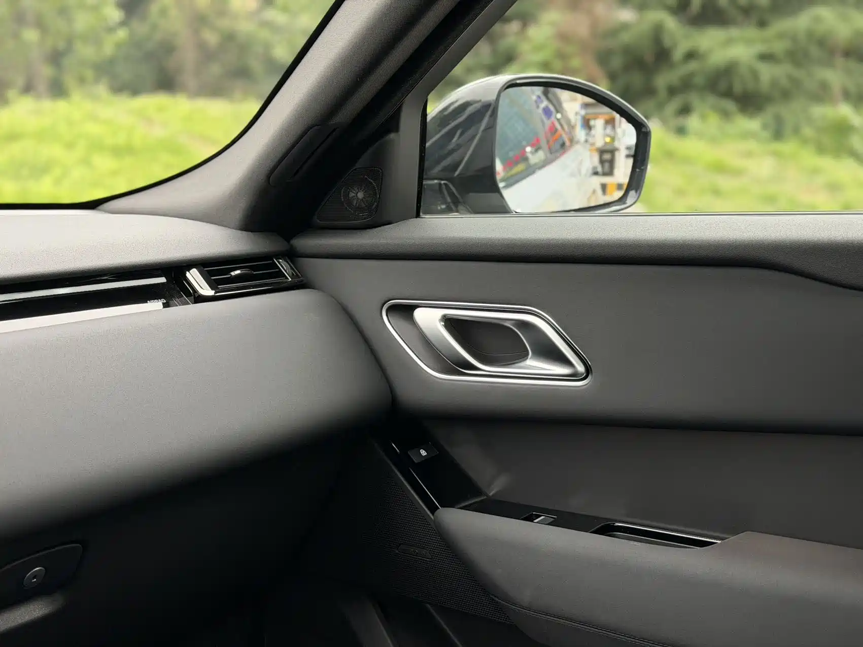 Photo 9 - Land Rover Range Rover Velar