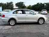 Photo 4 - Volkswagen Jetta