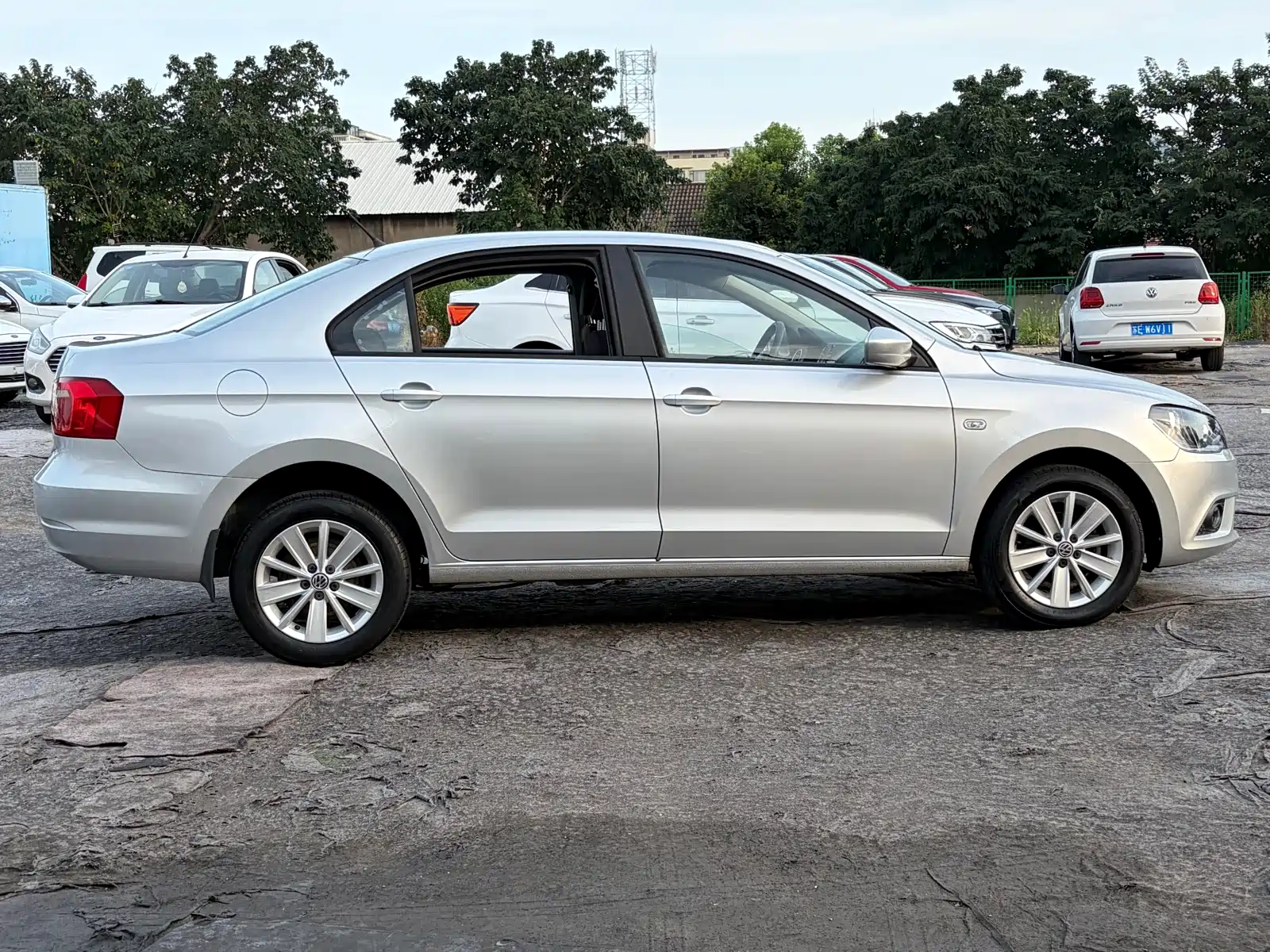 Photo 4 - Volkswagen Jetta