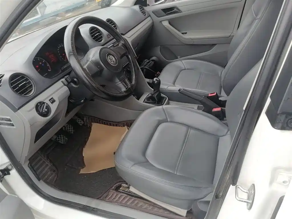 Volkswagen Jetta 2015 1.6L Manual Trend фото 15