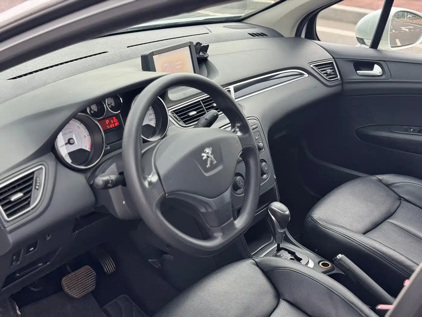 Peugeot 308 2014 Model Joy Edition Classic 1.6L Automatic Superior Style фото 12
