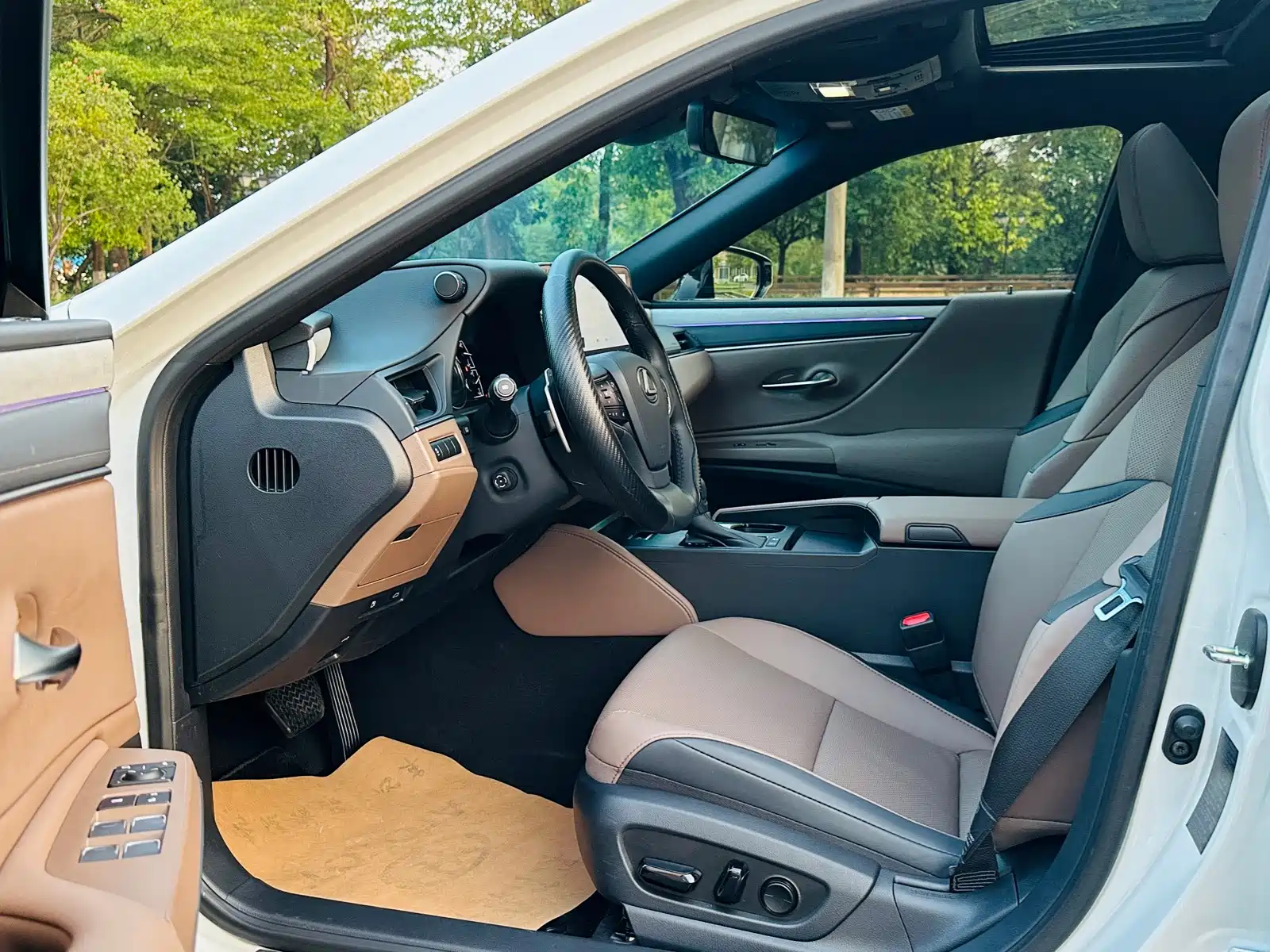 Photo 13 - Lexus ES