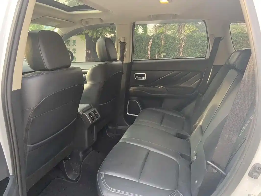 Фото 4 - Mitsubishi Outlander