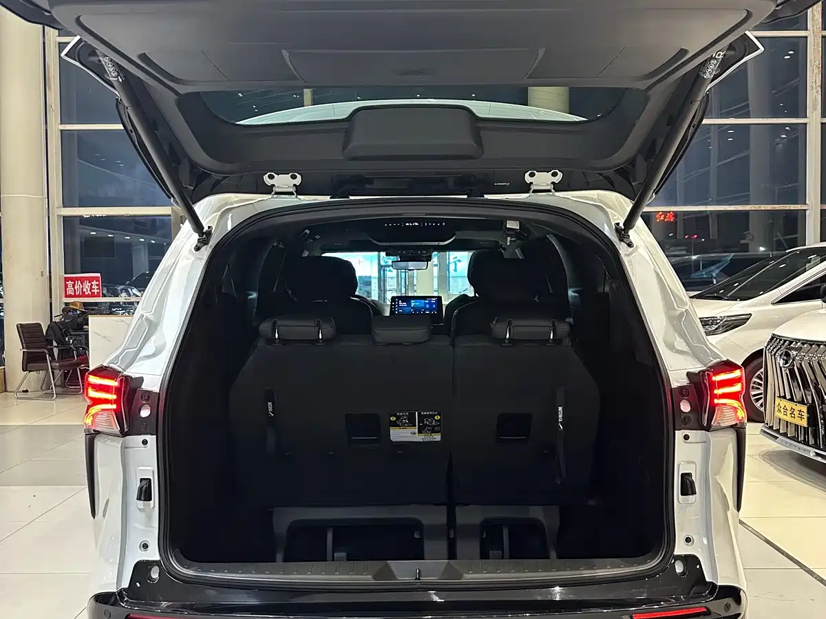 Toyota Granvia 2023 2022 Model Year 2.5L Hybrid Flagship Edition