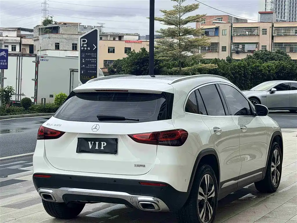 MERCEDES-BENZ GLA