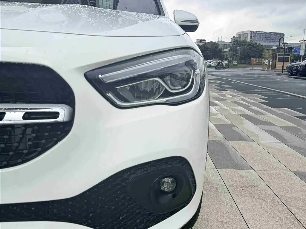 MERCEDES-BENZ GLA