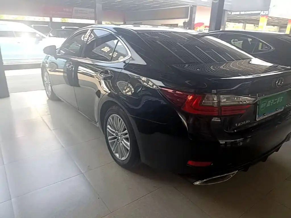 Photo 5 - Lexus ES