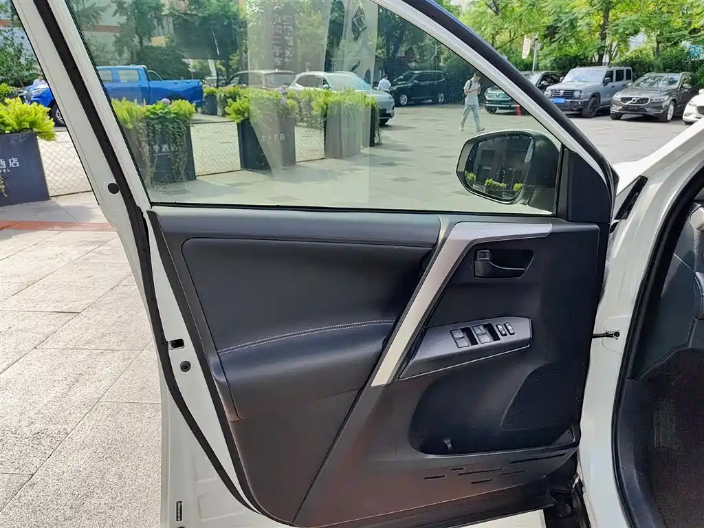 Toyota RAV4 Rongfang 2016 2.0L CVT 2WD Trend (China V) фото 6