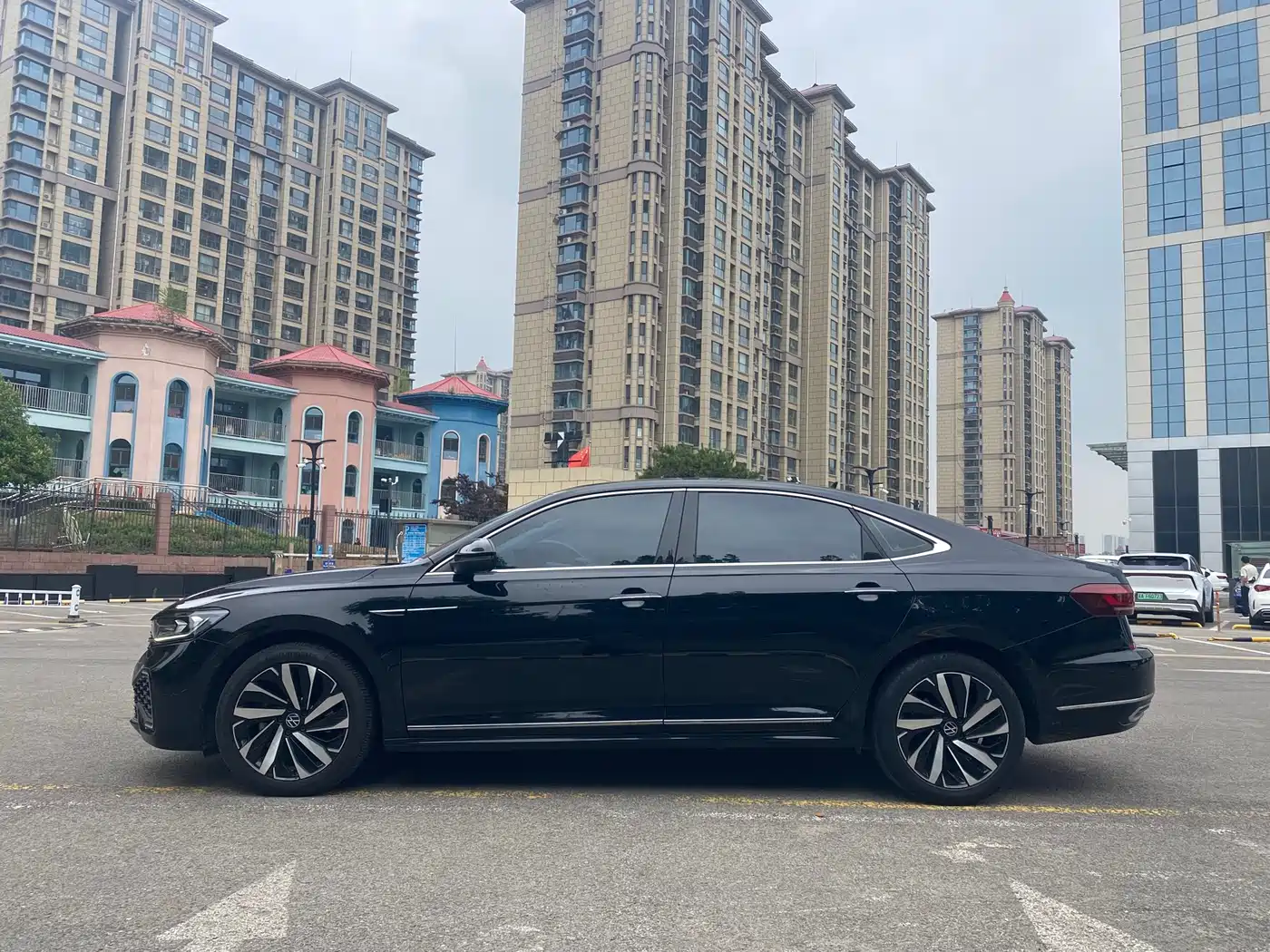 Volkswagen Passat 2022 330TSI Starlight Luxury Edition фото 3
