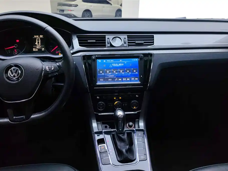 Volkswagen Passat 2016 330TSI DSG Honor Edition фото 13