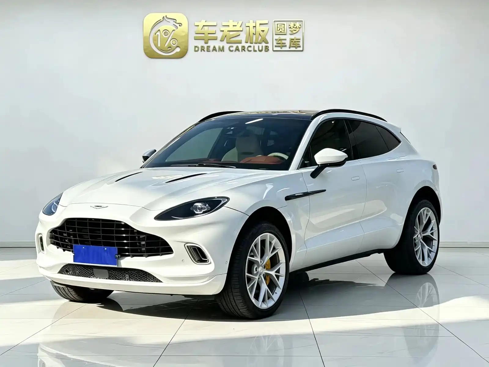 Фото 1 - Aston Martin DBX