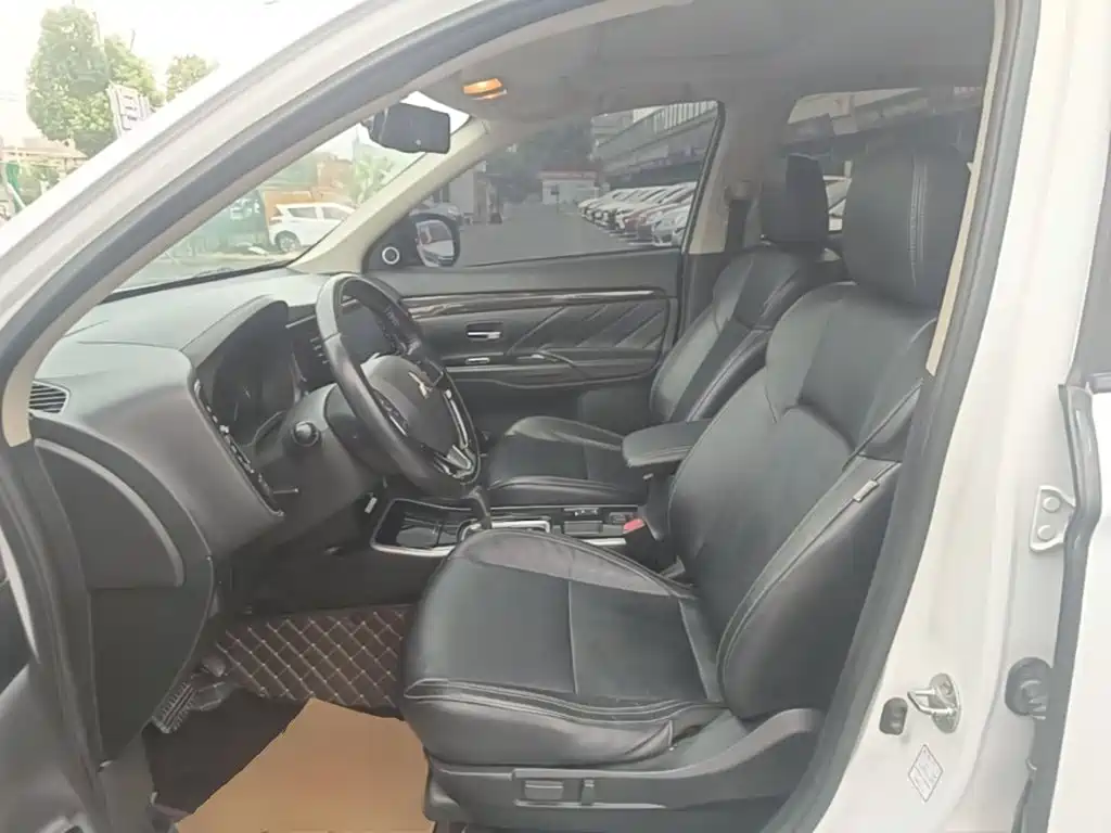 MITSUBISHI OUTLANDER
