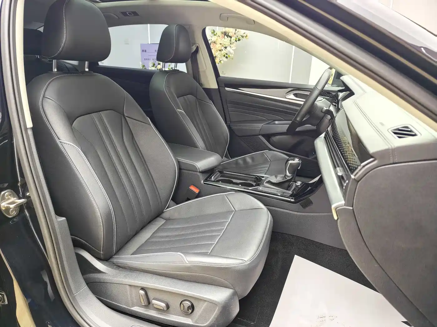 Volkswagen Passat 2023 330TSI Elite Edition фото 11