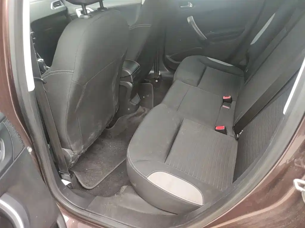 Peugeot 2008 2014 1.6L Automatic Trend Edition фото 17