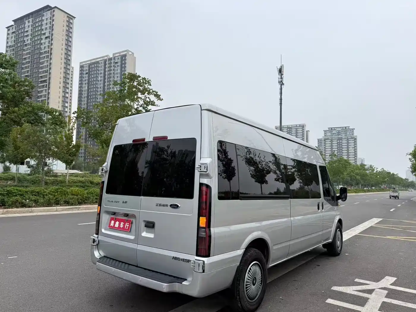 Ford New Generation Transit 2021 2021 Model 2.2T Manual Logistics Vehicle Pro Long Wheelbase 7-Seat Medium Roof China VI