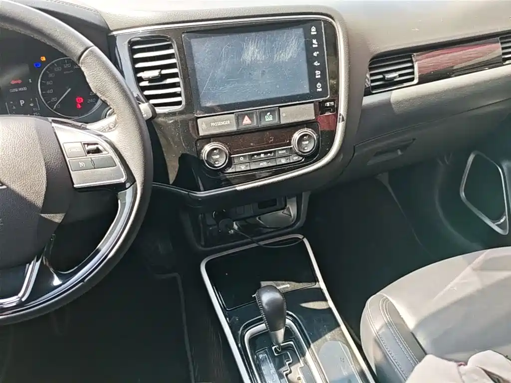 MITSUBISHI OUTLANDER