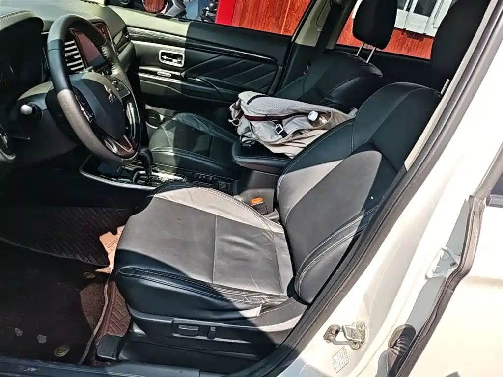 MITSUBISHI OUTLANDER