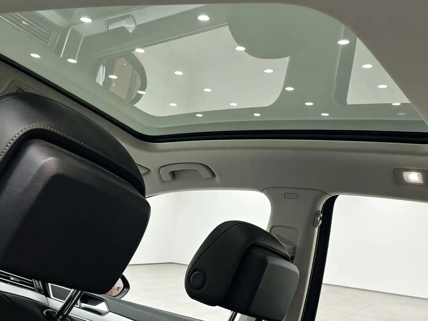 Volkswagen Magotan 2023 Model 2 Million Commemorative Edition 330TSI DSG Luxury фото 8