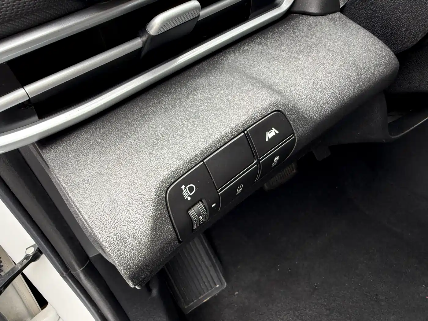 Hyundai Elantra 2022 1.5L CVT LUX Premium Edition фото 20