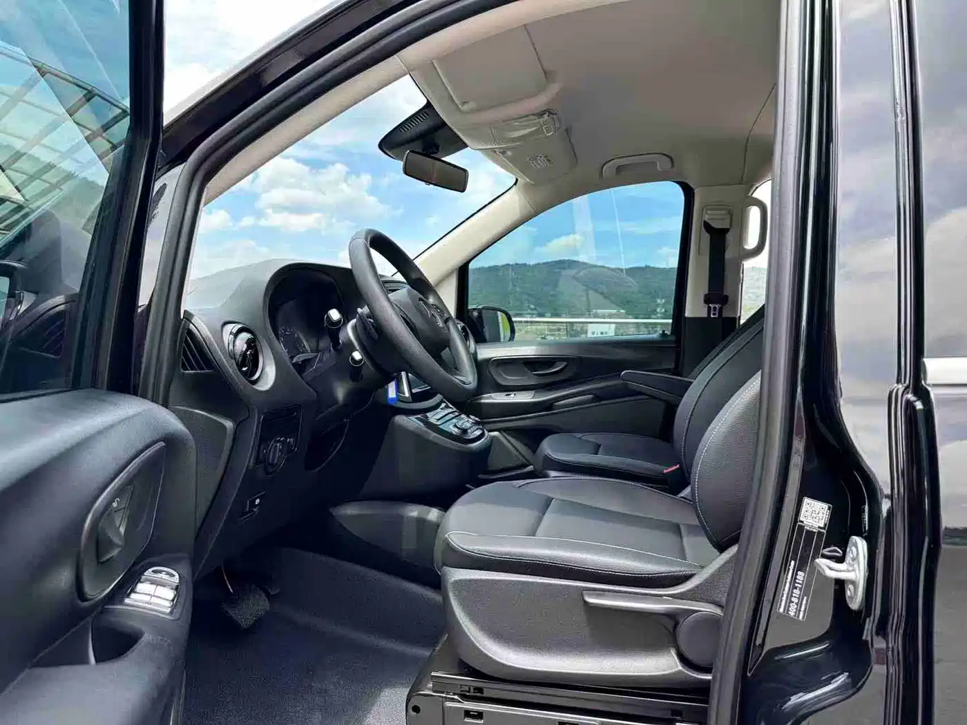 Mercedes-Benz Vito 2023 2.0T Elite 9-Seater фото 8