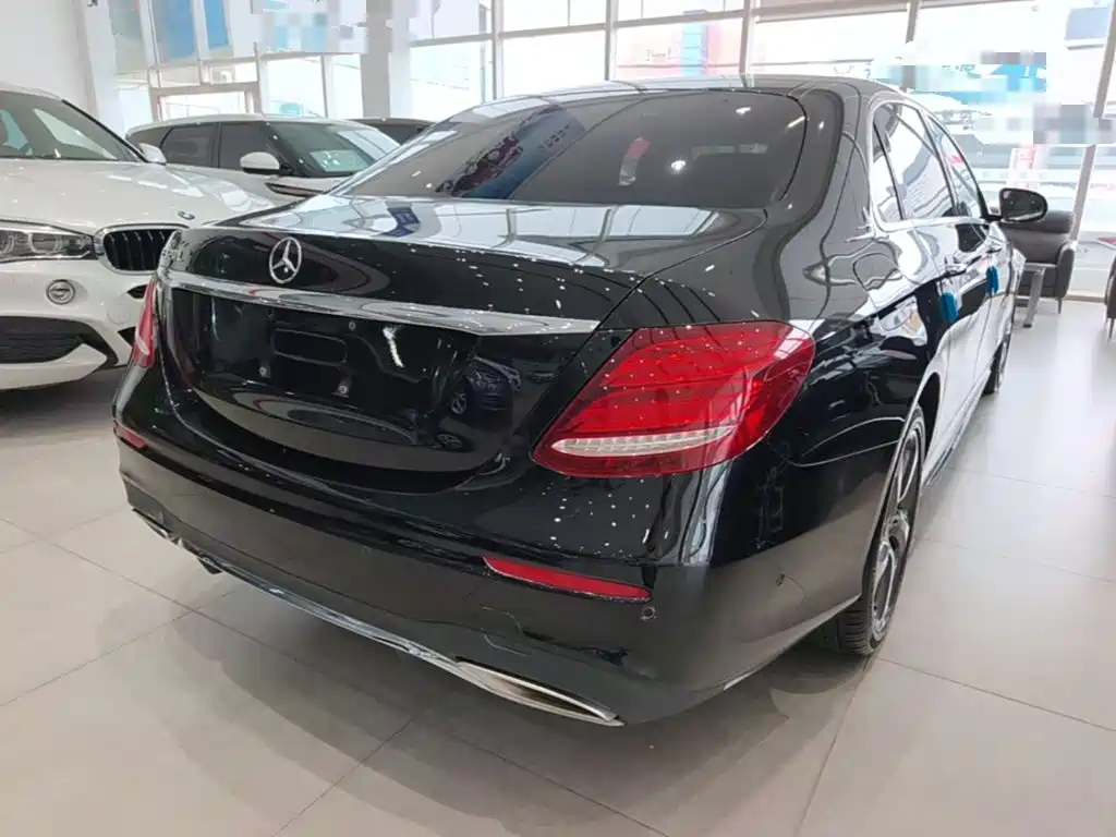 Фото 7 - Mercedes-Benz E-Class