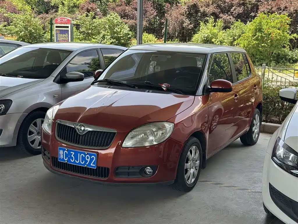 Škoda Fabia 2011 1.4L Automatic Crystal Elegance Edition фото 2