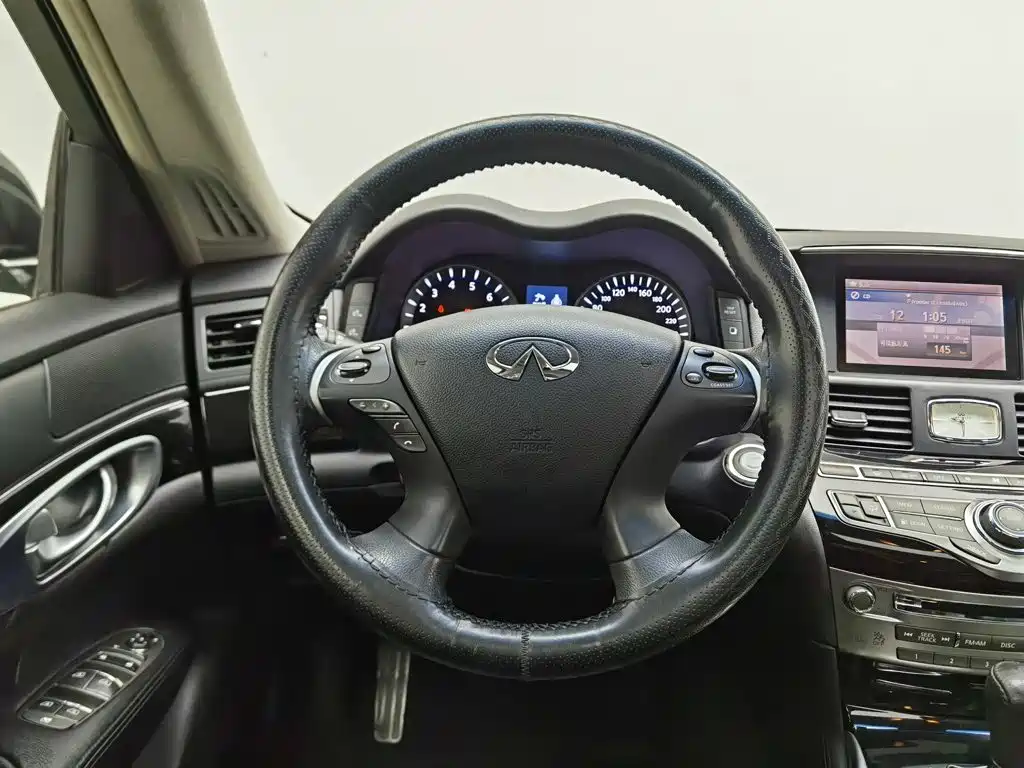 Photo 11 - Infiniti Q70