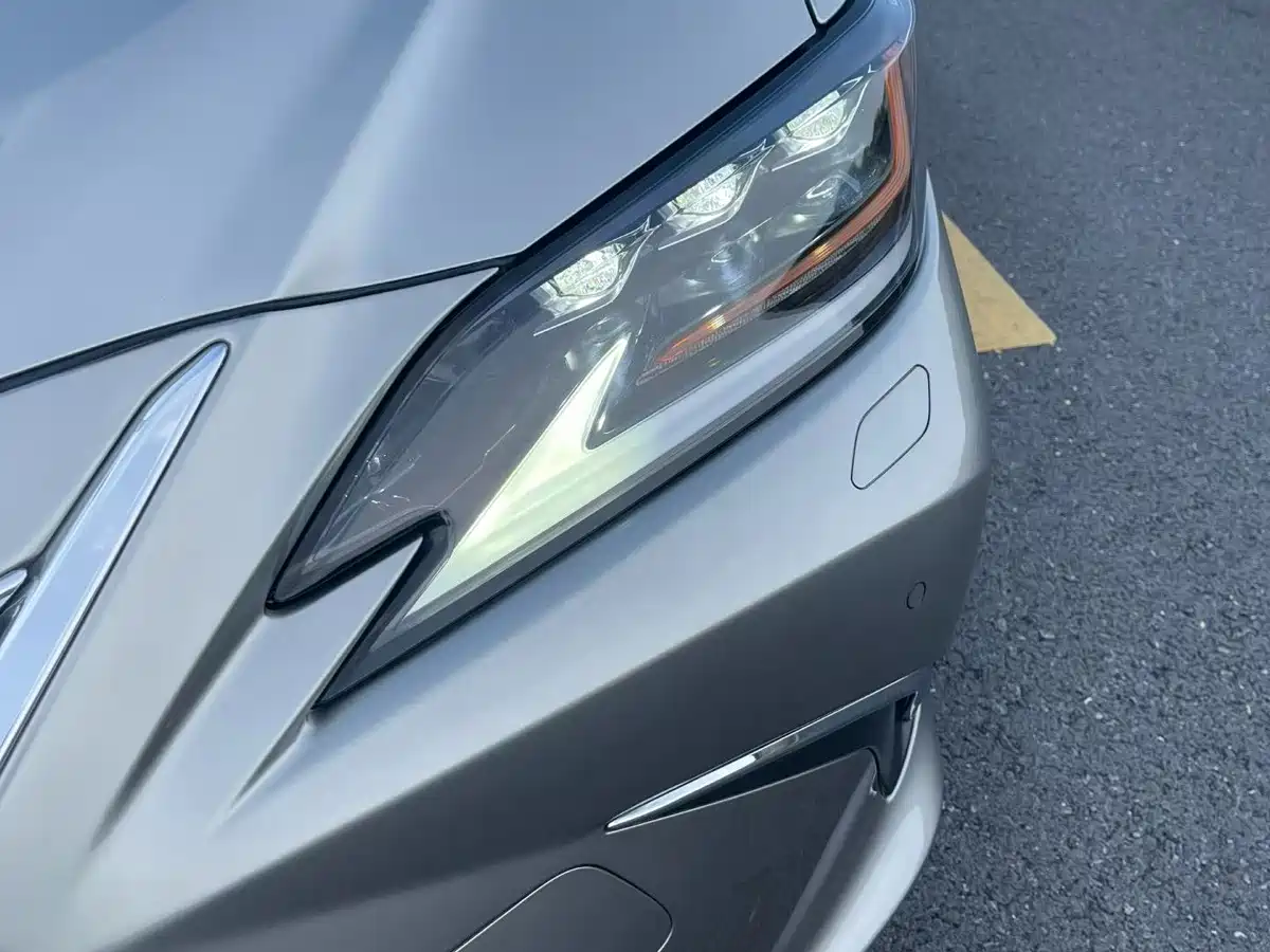 Photo 8 - Lexus ES