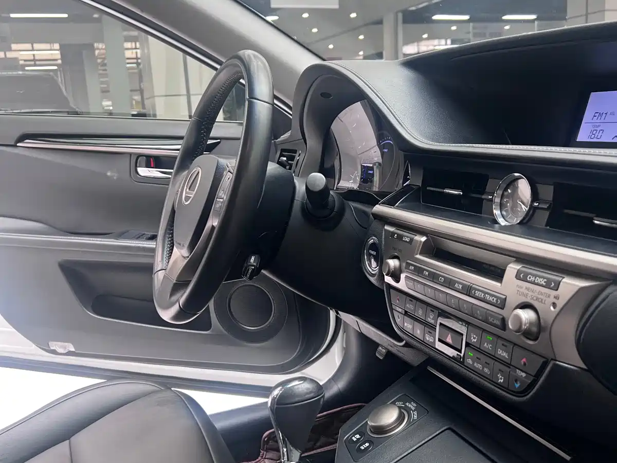 Lexus ES 2013 300h Elite Edition фото 14