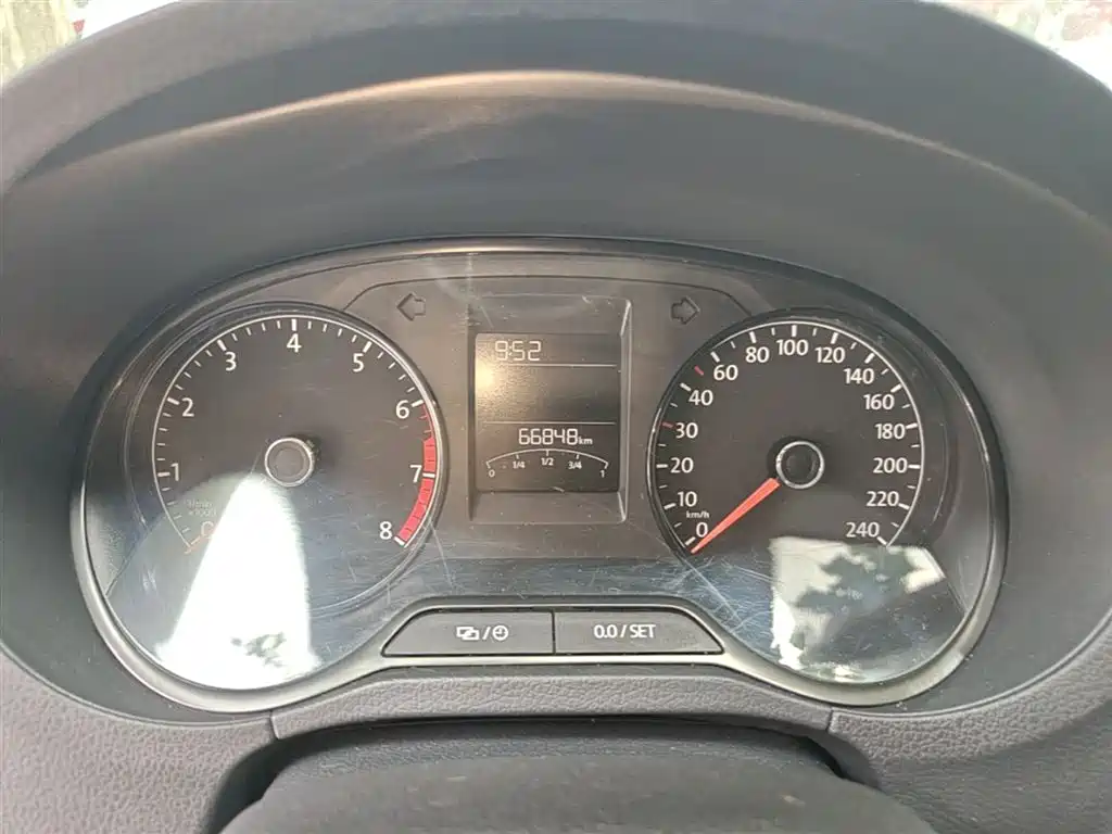Volkswagen Polo 2016 1.4L Automatic Trend фото 12