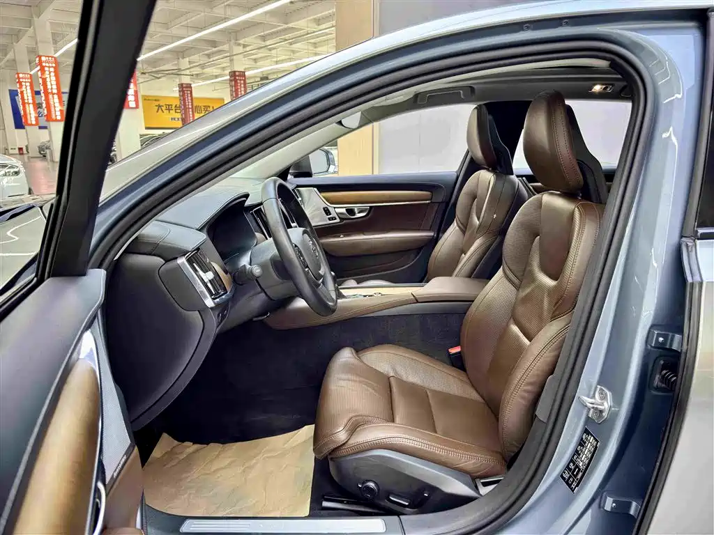 Фото 3 - Volvo S90
