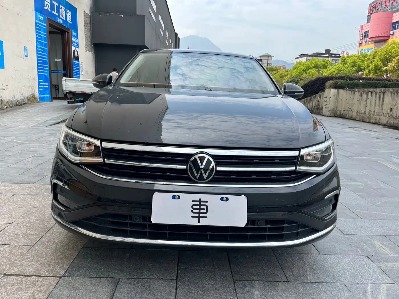 VOLKSWAGEN BORA