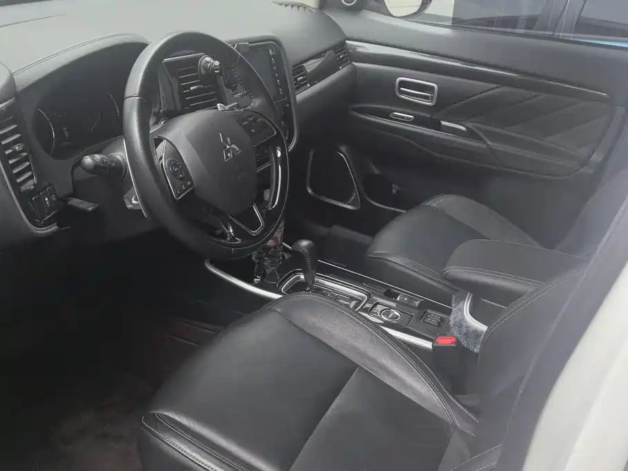 Фото 9 - Mitsubishi Outlander