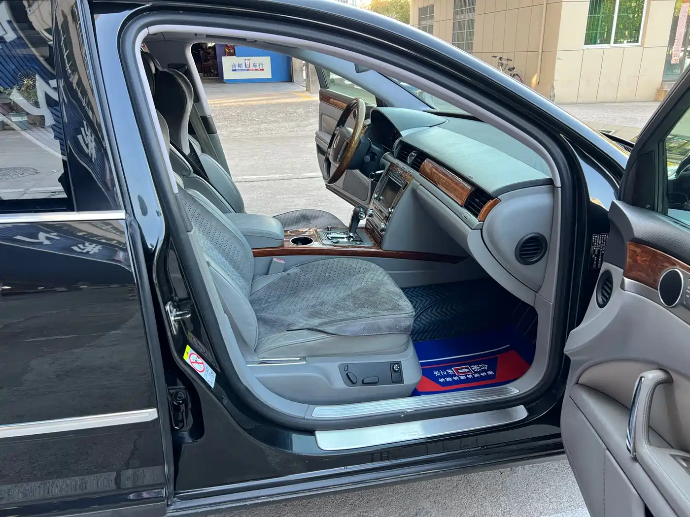 Volkswagen Phaeton 2009 Model 3.6L V6 5-seat Extended Comfort фото 21