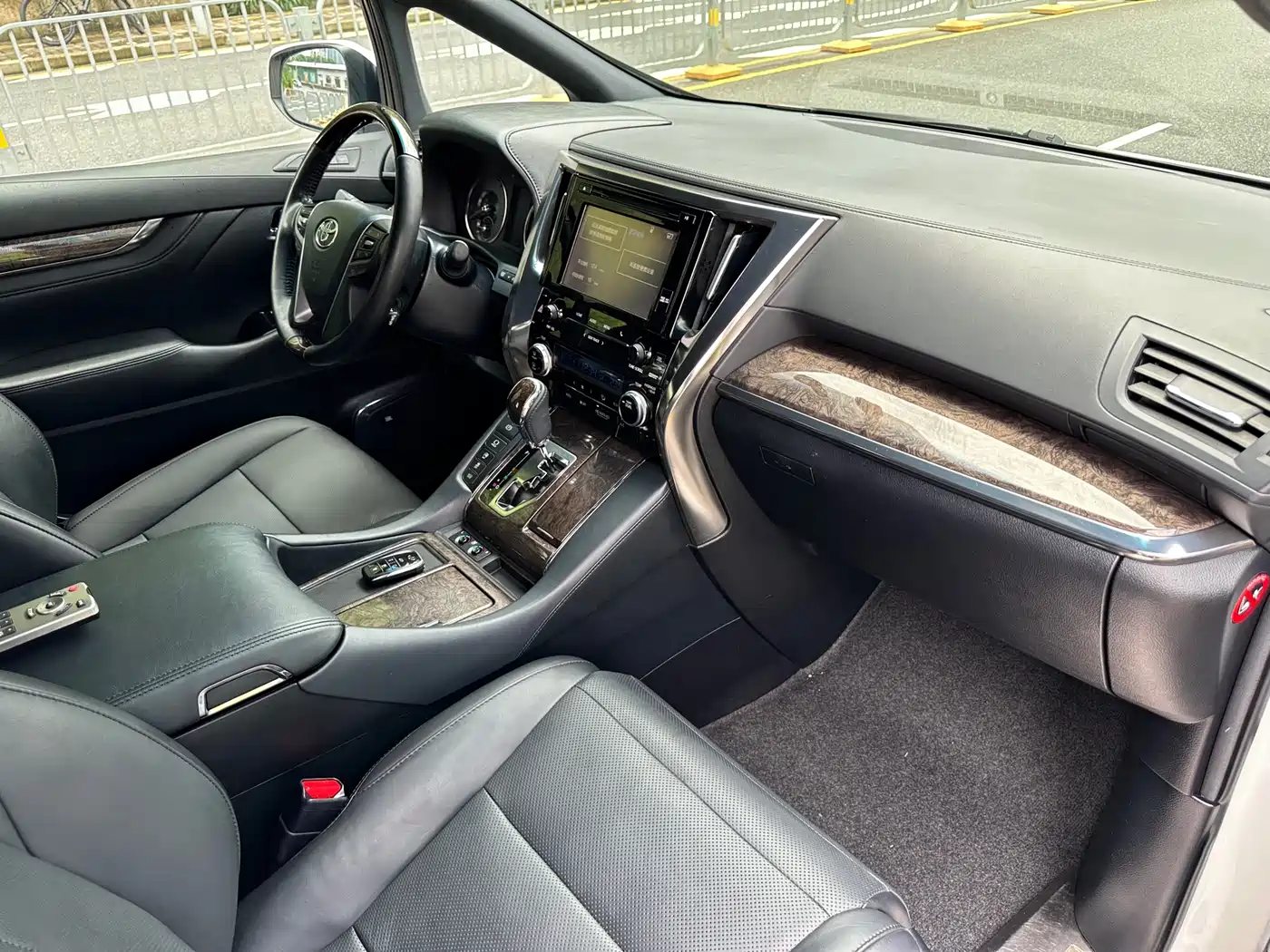 Toyota Alphard 2018 Facelift 3.5L Premium Edition фото 18
