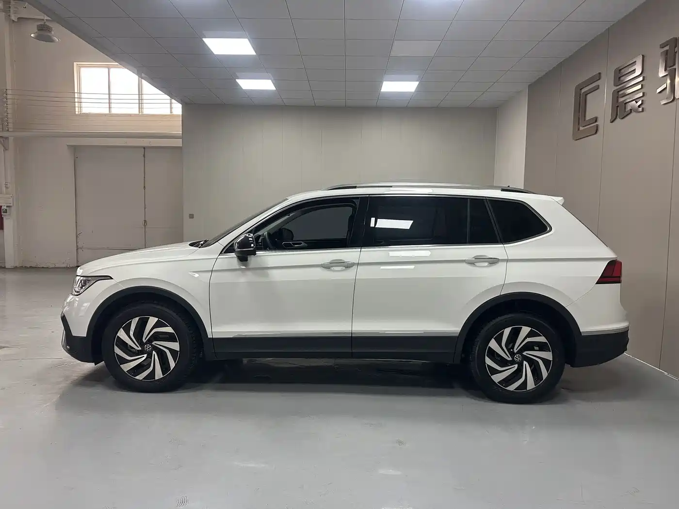 Photo 7 - Volkswagen Tiguan L
