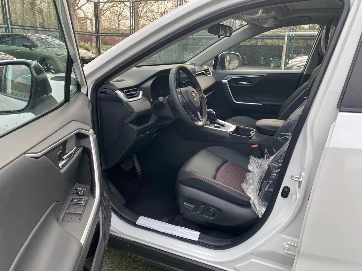 Toyota RAV4 Rongfang Dual Engine E+ 2024 2.5L 2WD Elite Pro фото 13