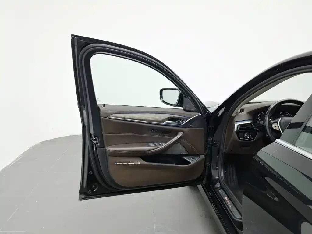Photo 8 - BMW 5 Series