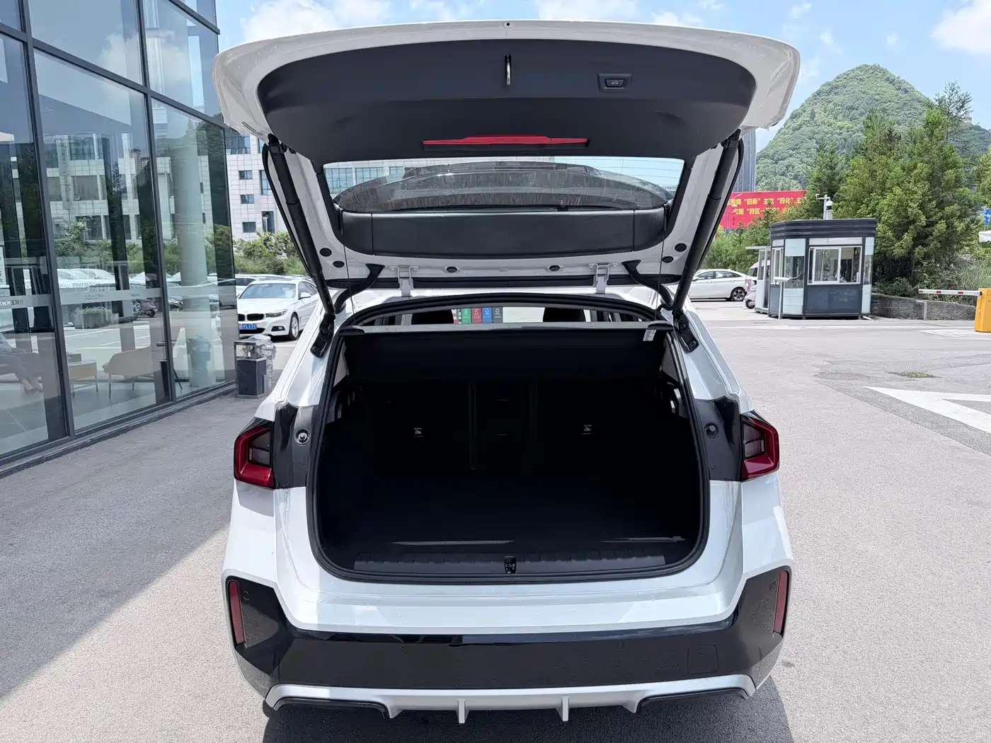 BMW iX1 2023 eDrive25L M Sport Package фото 9