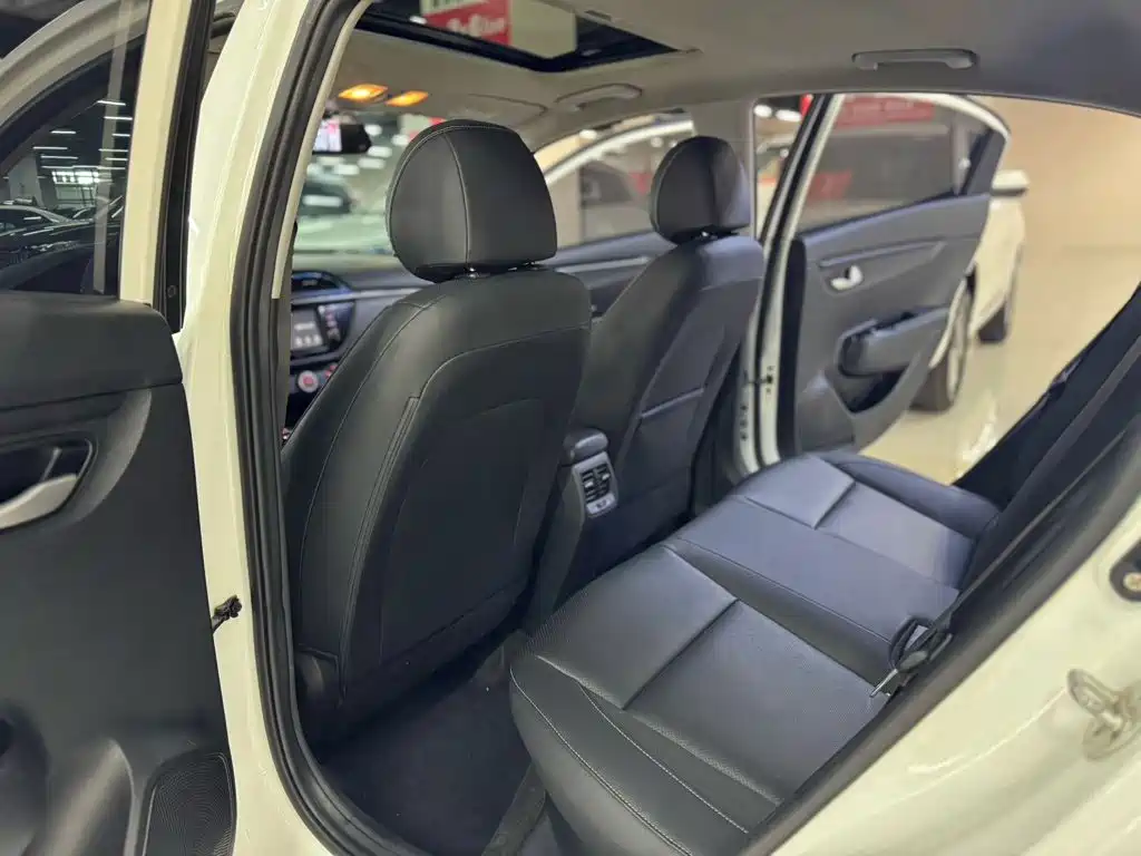 Kia K2 2018 2017 Sedan 1.4L AT 15th Anniversary Special Edition GLS