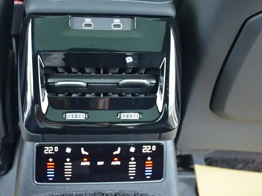 Фото 11 - Audi A6L