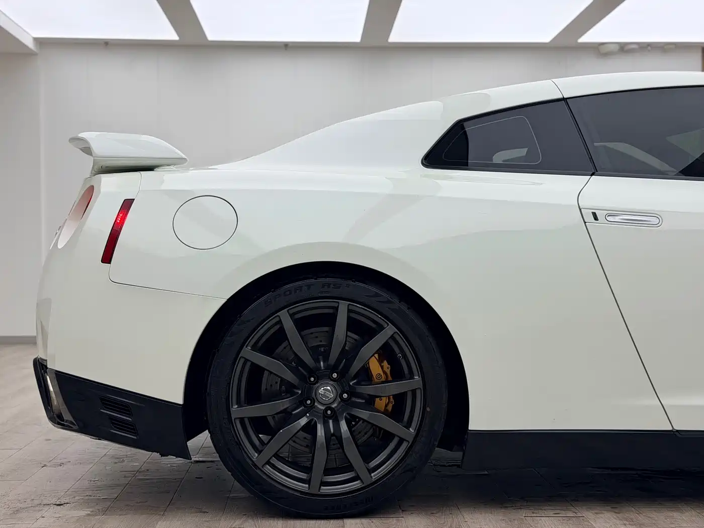 Nissan GT-R фото 15