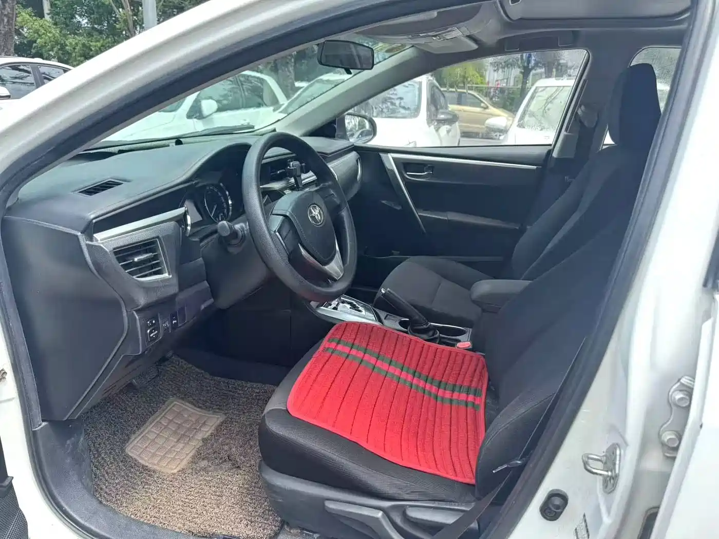 Toyota Corolla 2014 1.6L CVT GL-i фото 2
