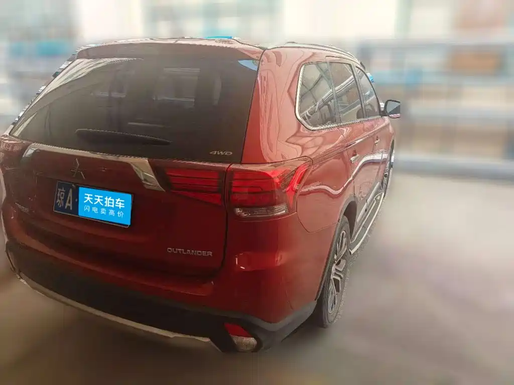 Photo 2 - Mitsubishi Outlander