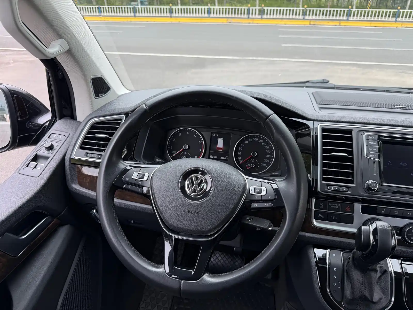 Photo 8 - Volkswagen Multivan