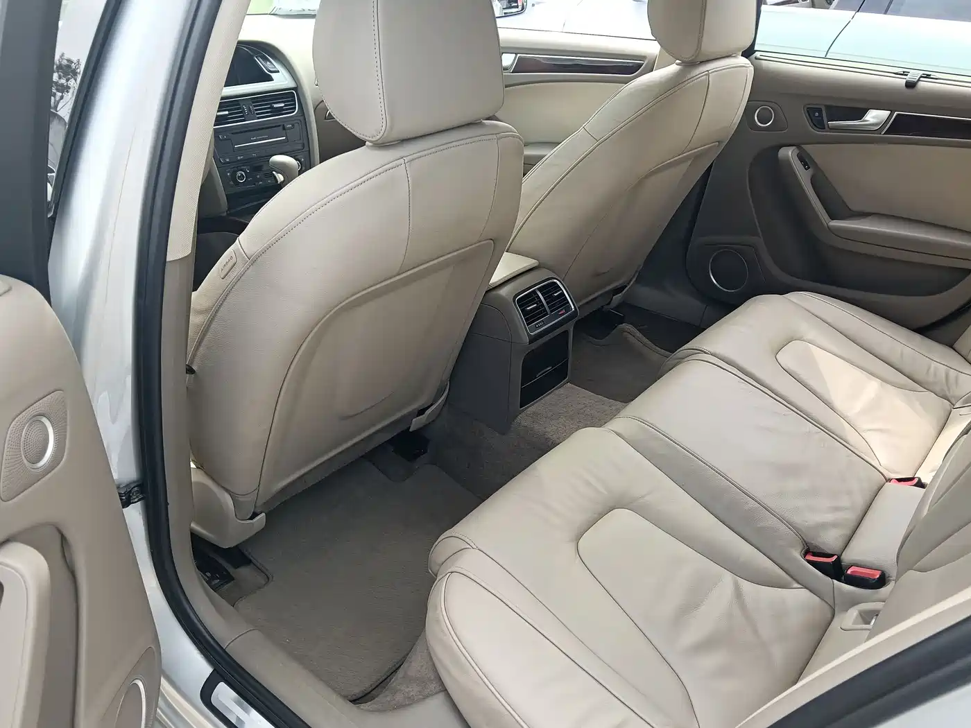 Audi A4L 2010 2.0 TFSI Technology фото 7