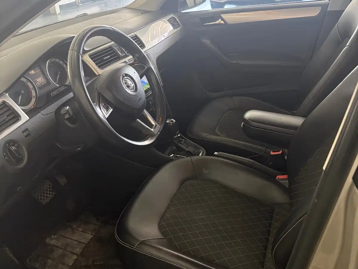 Škoda Rapid 2018 1.6L Automatic Comfort Edition фото 4