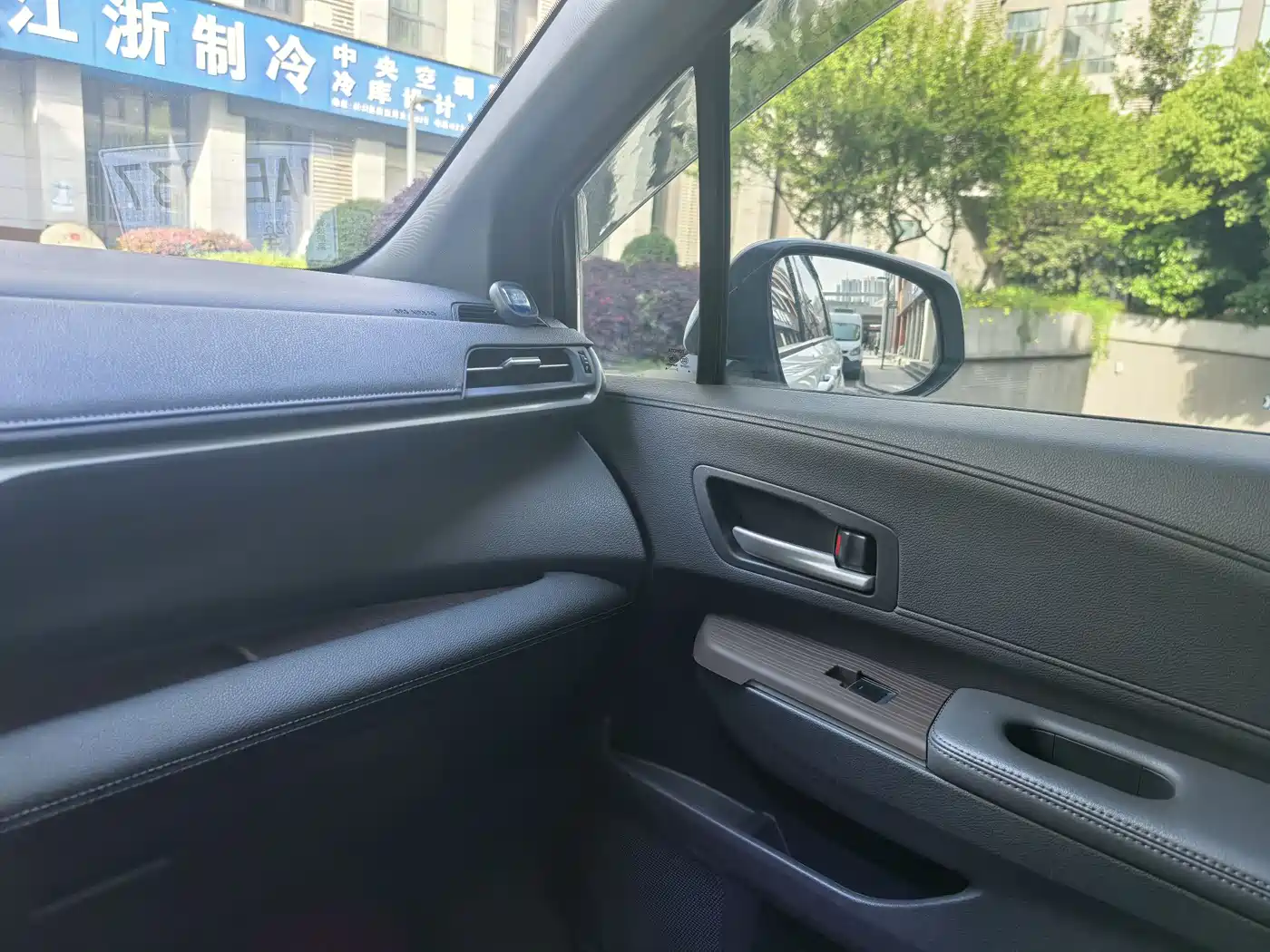 Toyota Sienna 2023 2.5L Hybrid Luxury Welfare Edition фото 12